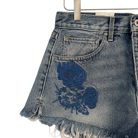 NWT Levi’s | Blue Floral Embroidered High Rise Frayed Hem Denim Shorts Size 30 - Picture 3 of 9
